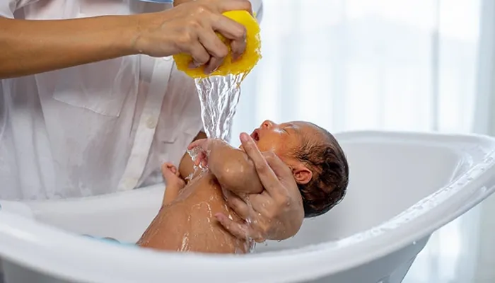 بهترین دما آب برای پاشویه کودک